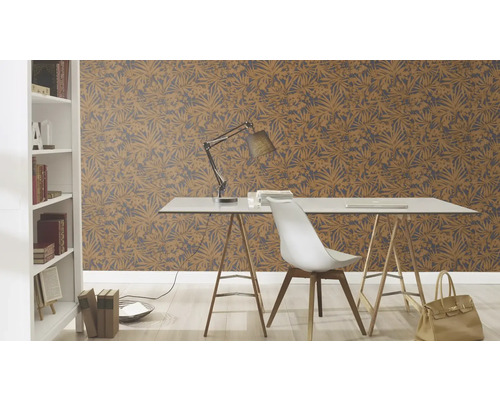 Een werkkamer met een bureau, een stoel, een lamp en een behang met print