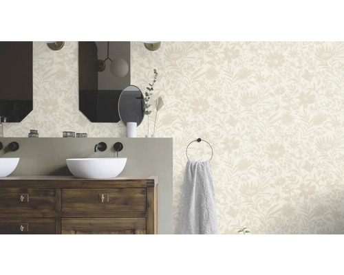 Badkamer met behang met bloemenmotief, wastafelmeubel met twee wastafels en spiegel.