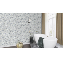 Badkamer met bloemenbehang, bad en raam