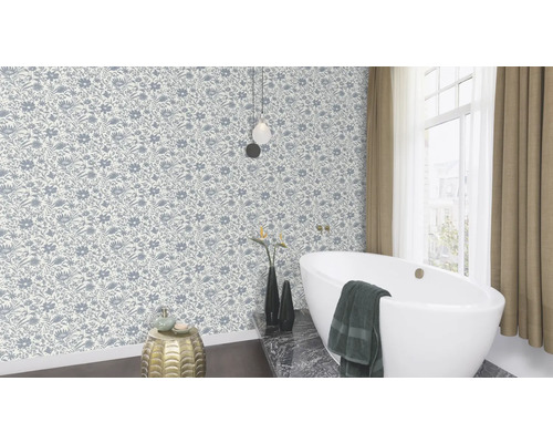 Badkamer met bloemenbehang, bad en raam