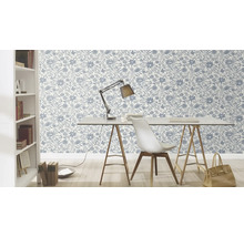 Lichte kamer met bloemenbehang, bureau en boekenkast