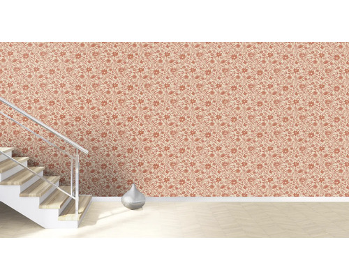Woonkamer met trap, vaas en behang met bloemmotief