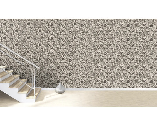 Kamer met bloemenbehang, trap en decoratie