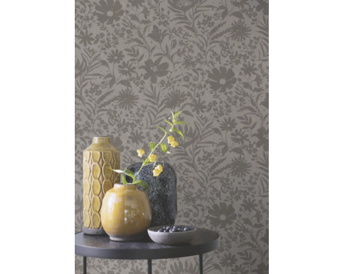 Interieur met bloemenbehang, vazen en schaal op een tafel