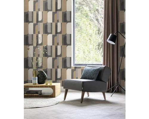 Woonkamer met fauteuil, lamp, raam en behang met patroon