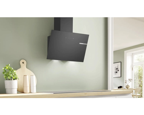 Zwarte afzuigkap in moderne keuken met Bosch logo.