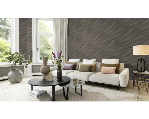 Woonkamer met bank, salontafel en behang met patroon