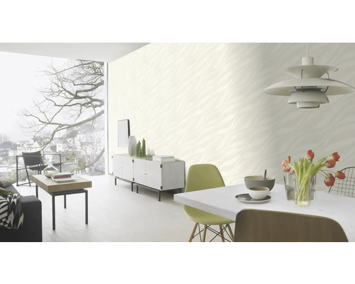 Woonkamer met patroonbehang, eettafel, stoelen en woonkamermeubels voor een lichte en uitnodigende sfeer