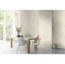 Lichte eetkamer met patroonbehang, houten tafel en stoelen.