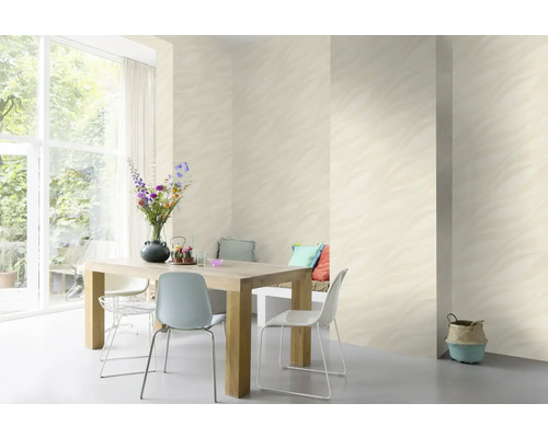 Lichte eetkamer met patroonbehang, houten tafel en stoelen.