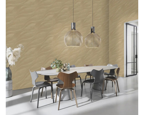 Eetkamer met eettafel, stoelen, hanglampen en behang met golfpatroon