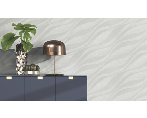 Scene met dressoir, lamp, vaas met plant en behang met golfpatroon