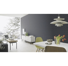Lichte woonkamer met eettafel, dressoir en groot raam