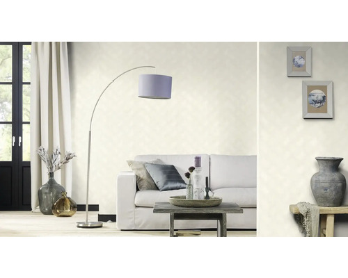 Woonkamer met bank, lamp en behang met patroon voor een lichte sfeer