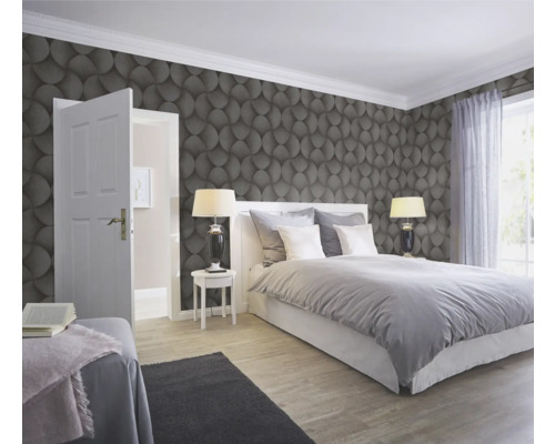 Slaapkamer met patroonbehang, bed en nachtkastjes