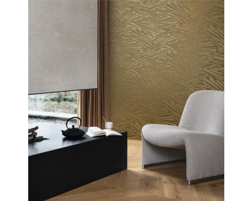 Woonkamer met patroonbehang, fauteuil en salontafel