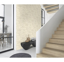 Modern interieur met behang met patroon, trap en zitbank