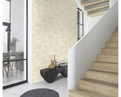 Modern interieur met behang met patroon, trap en zitbank