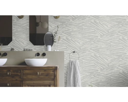 Badkamer met dubbele wastafel, spiegels en behang met patroon