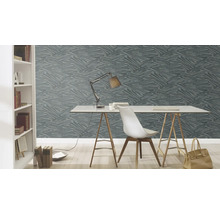 Kantoor met patroonbehang, bureau, stoel en boekenkast