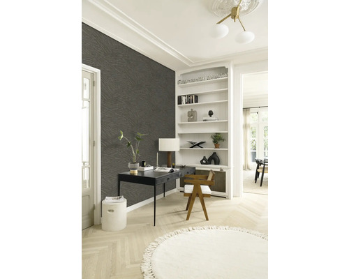 Lichte kamer met bureau, boekenkast en patroonbehang voor een stijlvolle werkomgeving.