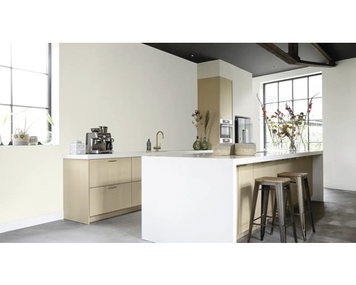 Lichte keukenruimte met kookeiland en barkrukken