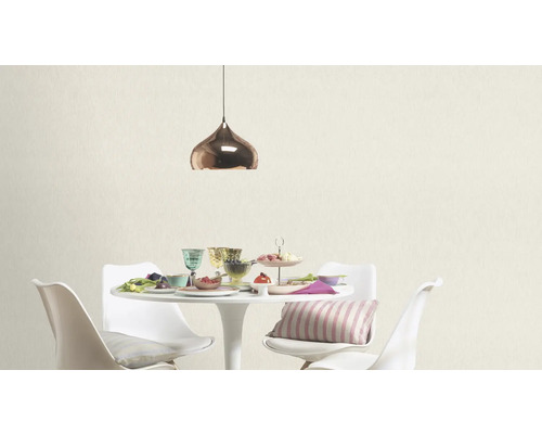 Lichte ruimte met eettafel, stoelen en hanglamp.