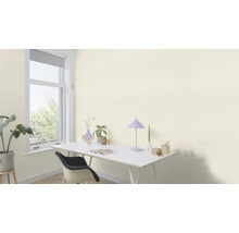 Lichte kamer met bureau, stoel, raam en decoraties.