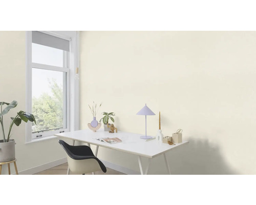 Lichte kamer met bureau, stoel, raam en decoraties.