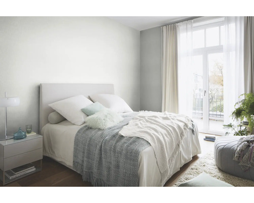 Lichte slaapkamer met tweepersoonsbed, nachtkastje en gordijnen voor een moderne sfeer