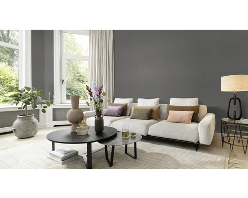 Woonkamer met bank, salontafel en decoraties voor een gezellige sfeer.