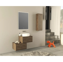 Moderne badkamer met wastafel, spiegel en hoge kast in houtlook