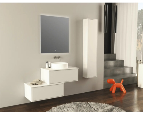 Moderne badkamer met wastafel, spiegel, onderkast en hoge kast.