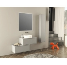 Moderne badkamer met wastafel, spiegel, onderkast en hoge kast