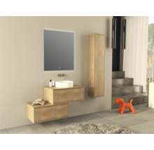 Moderne badkamer met wastafelonderkast, spiegel, hangkast en decoratie