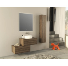 Moderne badkamer met wastafel, spiegel en hoge kast in houtlook