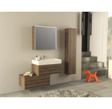 Badkamer met wastafel, spiegelkast en hoge kast in houtlook