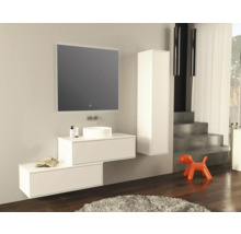 Moderne badkamer met witte wastafel, opzetwastafel en spiegel