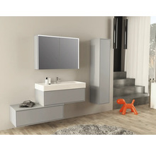 Moderne badkamer met wastafel, spiegelkast met verlichting en hoge kast.
