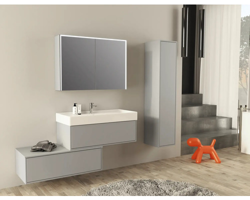 Moderne badkamer met wastafel, spiegelkast met verlichting en hoge kast.