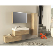 Moderne badkamer met wastafel, spiegelkast met verlichting en hoge kast