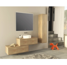 Moderne badkamer met wastafel, spiegel, hoge kast en decoratieve elementen.