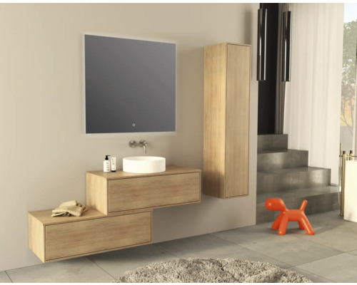 Moderne badkamer met wastafel, spiegel, hoge kast en decoratieve elementen.