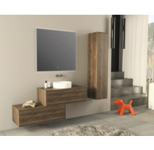 Moderne badkamer met wastafel, spiegel, spiegelkast en decoraties
