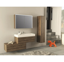 Badkamer met wastafel, spiegelkast en hoge kast in houtlook