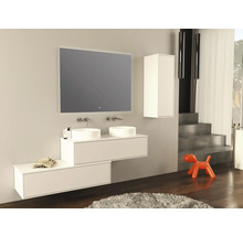 Moderne badkamer met dubbele wastafel, spiegel met verlichting en witte onderkasten