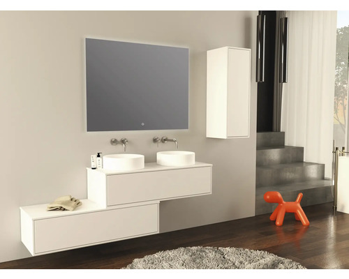 Moderne badkamer met dubbele wastafel, spiegel met verlichting en witte onderkasten