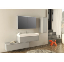 Moderne badkamer met wastafelonderkast, spiegelkast en hoge kast