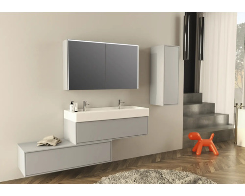 Badkamer met wastafel, spiegelkast en hoge kast