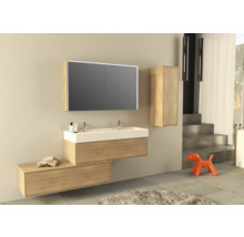 Badkamer met wastafel, spiegelkast en hoge kast